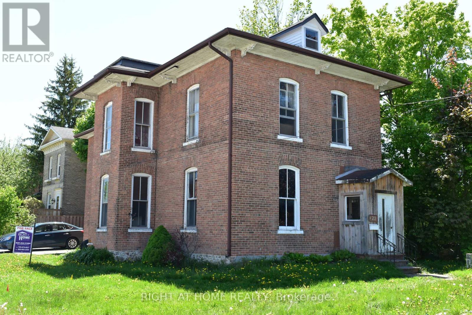 23 Glenelg Street W, Kawartha Lakes (Lindsay), Ontario  K9V 2T9 - Photo 2 - X12180331