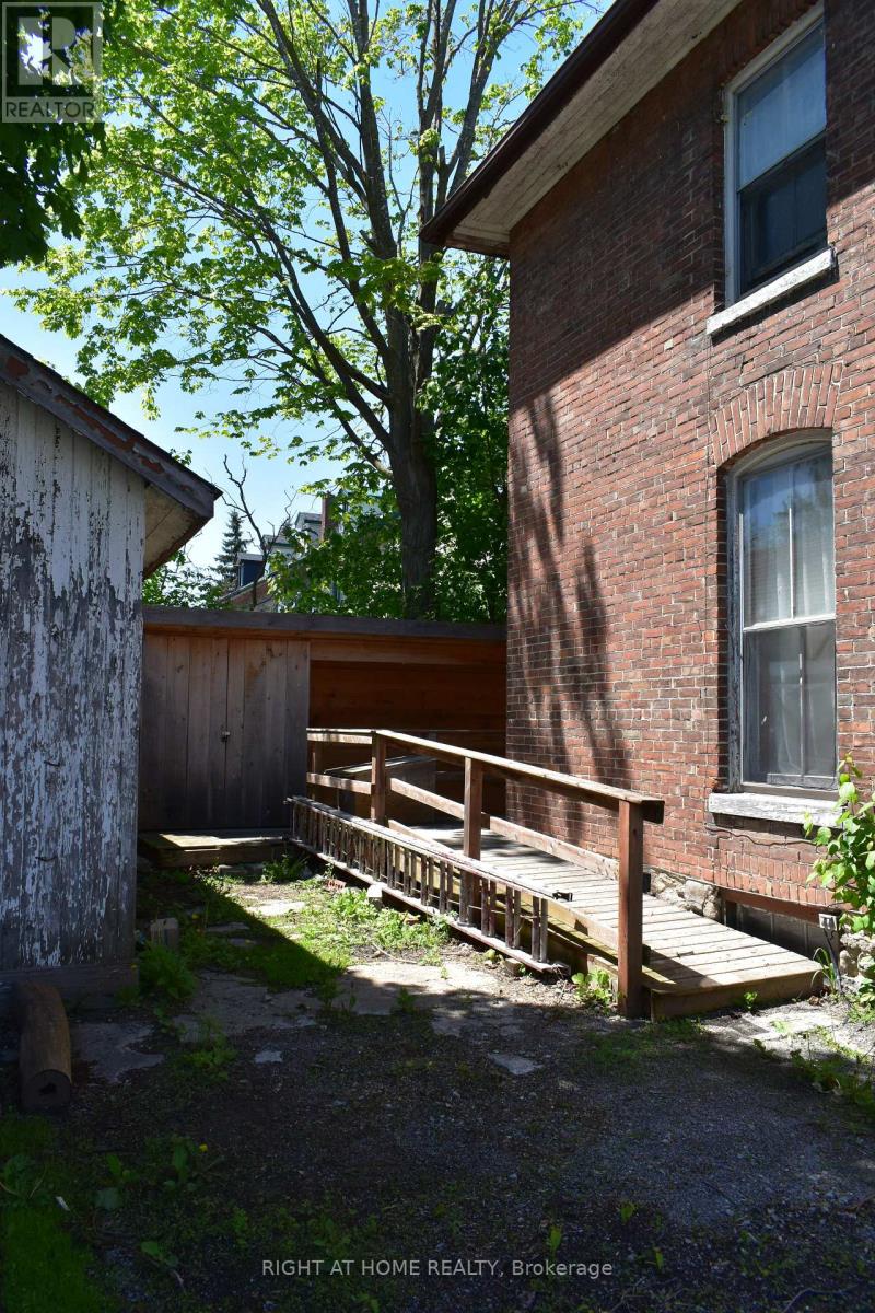 23 Glenelg Street W, Kawartha Lakes (Lindsay), Ontario  K9V 2T9 - Photo 8 - X12180331