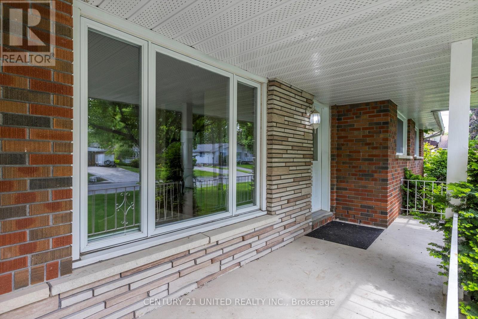 28 Larchwood Avenue, Peterborough West (Central), Ontario  K9J 1M6 - Photo 4 - X12182240
