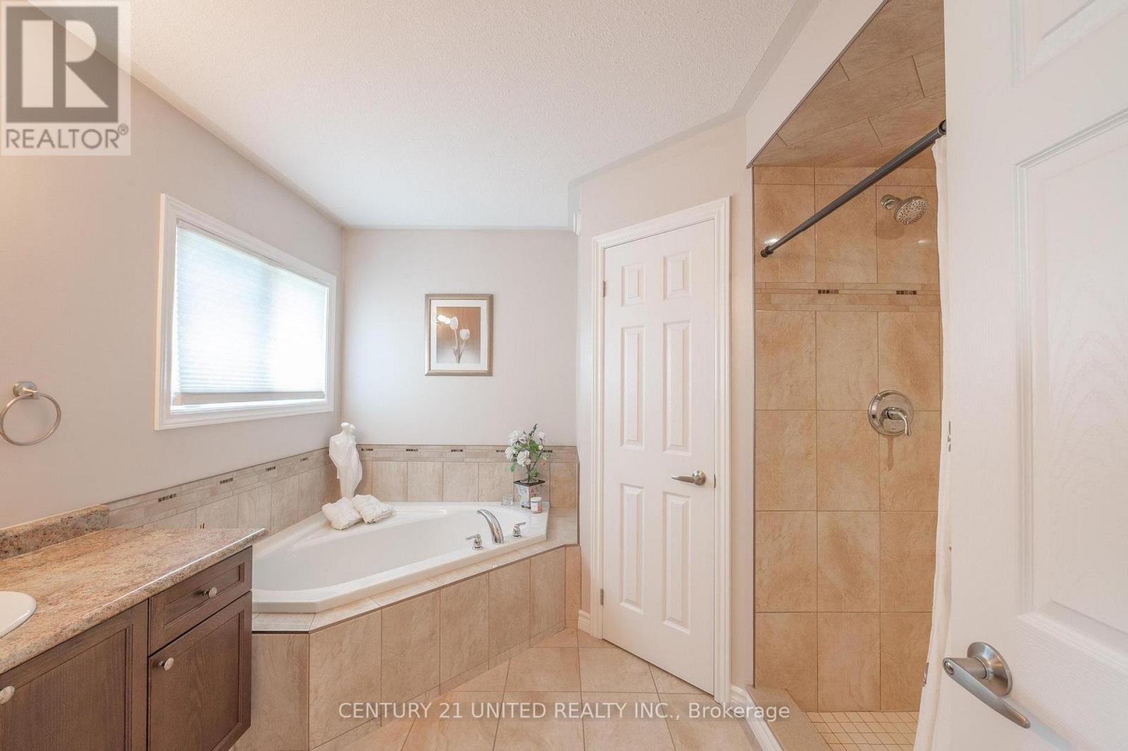 451 Raymond Street, Peterborough North (South), Ontario  K9H 7P3 - Photo 10 - X12182734