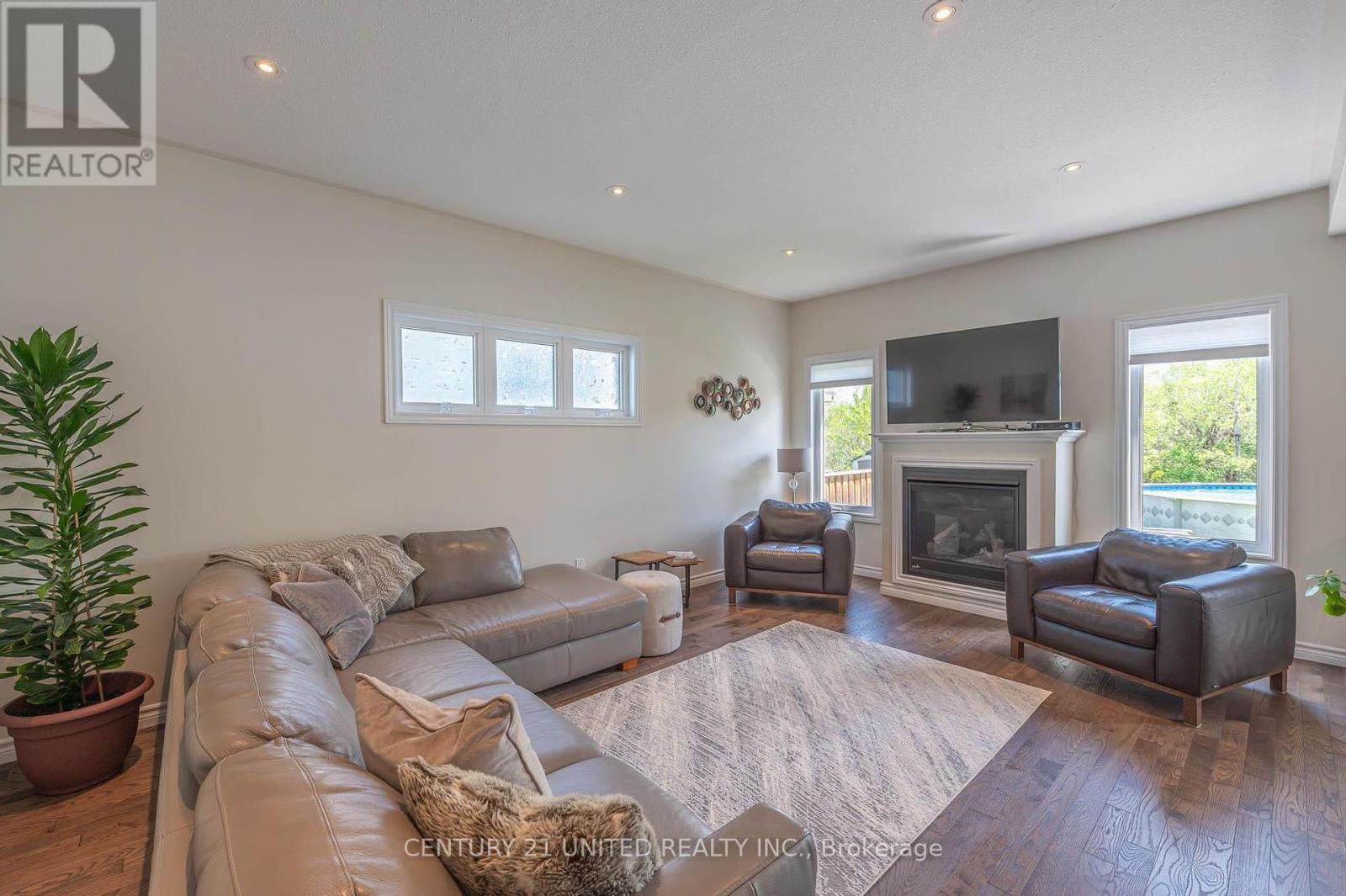 451 Raymond Street, Peterborough North (South), Ontario  K9H 7P3 - Photo 3 - X12182734