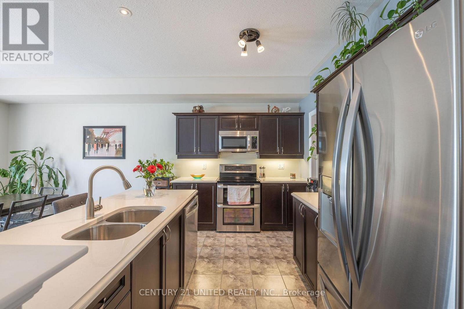 451 Raymond Street, Peterborough North (South), Ontario  K9H 7P3 - Photo 6 - X12182734