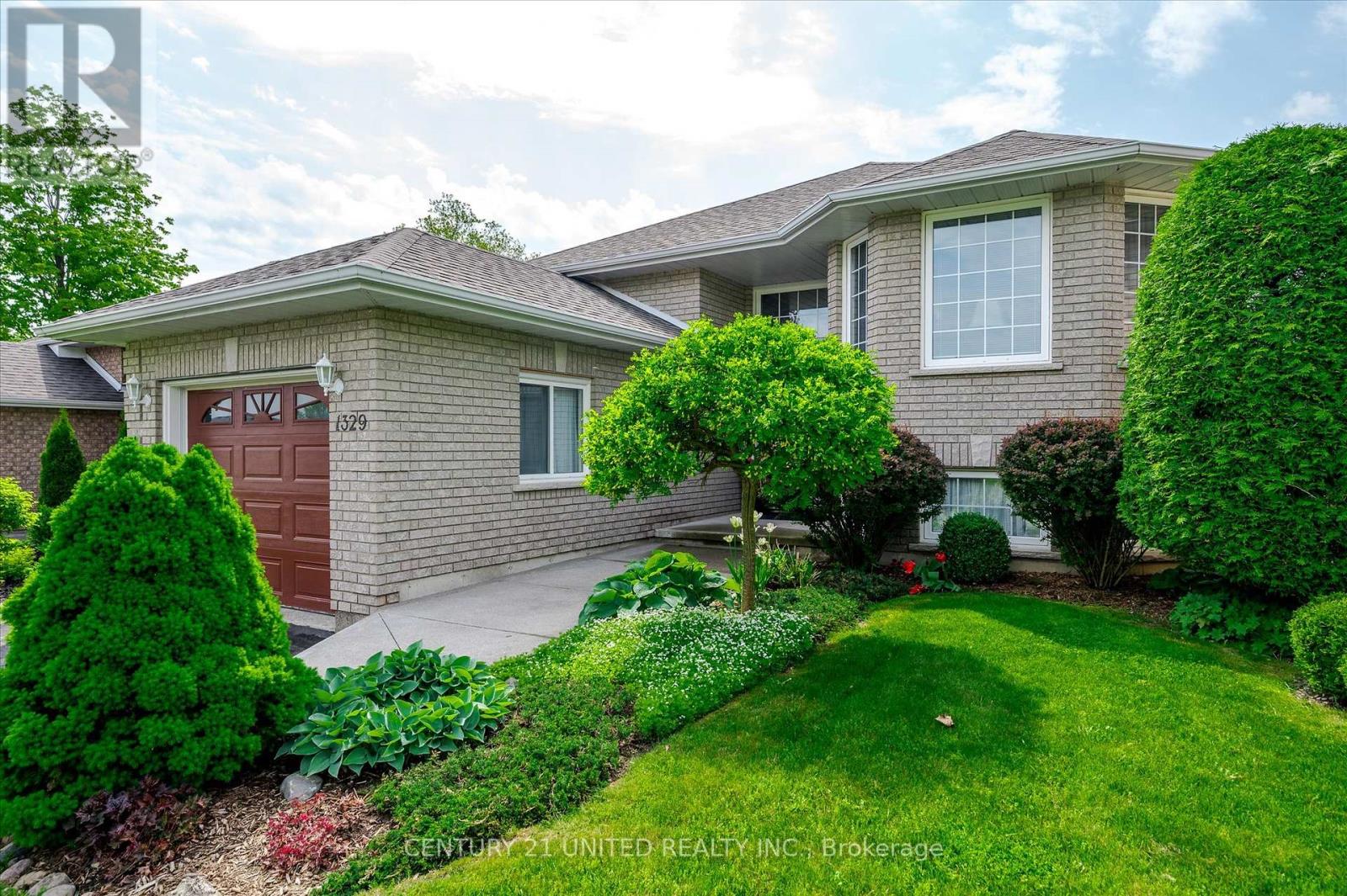 1329 White Crescent, Peterborough West (North), Ontario  K9K 2L6 - Photo 3 - X12183892