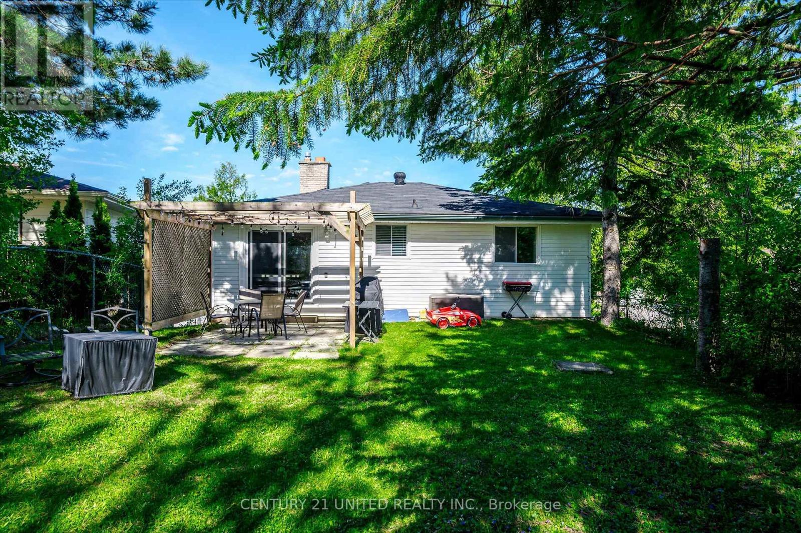 2032 Walker Avenue, Peterborough East (South), Ontario  K9L 1S1 - Photo 16 - X12183894