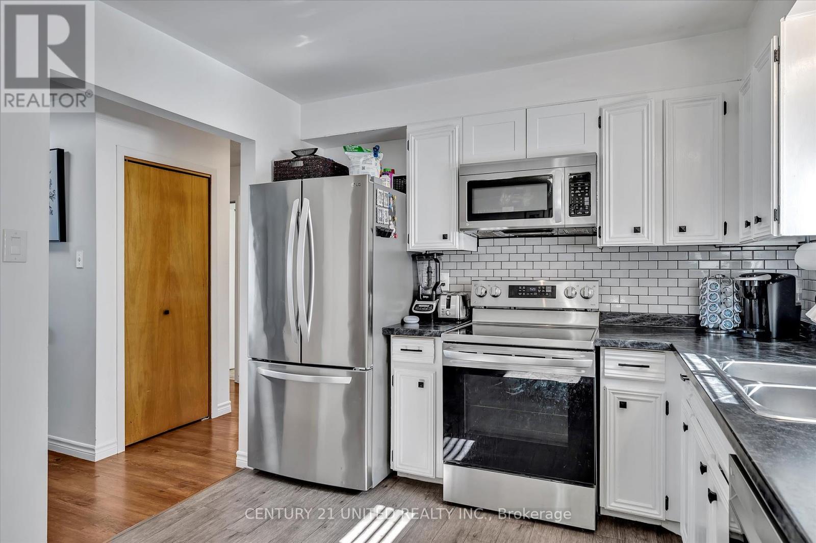 2032 Walker Avenue, Peterborough East (South), Ontario  K9L 1S1 - Photo 9 - X12183894