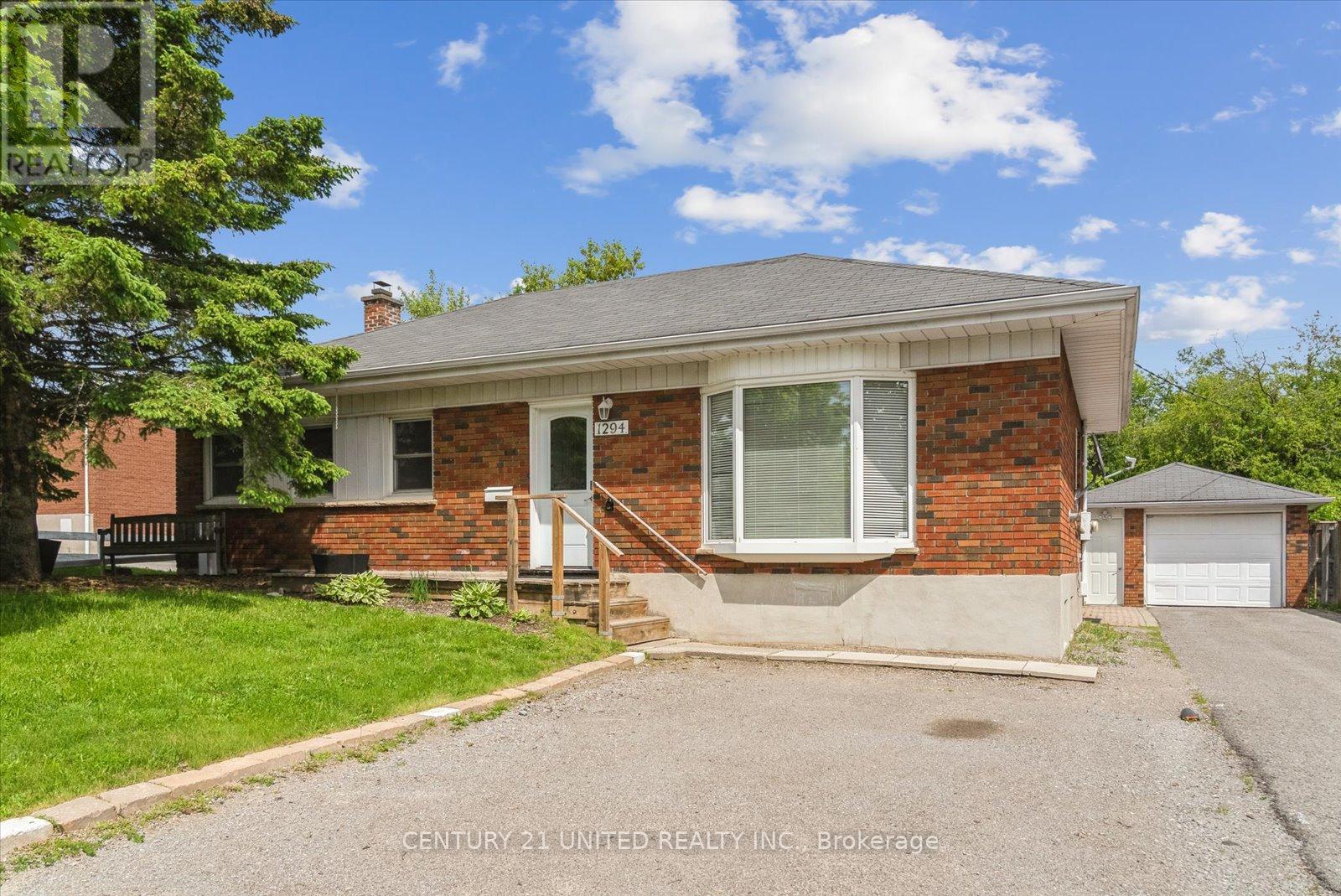 1294 Victory Drive, Peterborough Central (Old West End), Ontario  K9J 4T7 - Photo 3 - X12184144