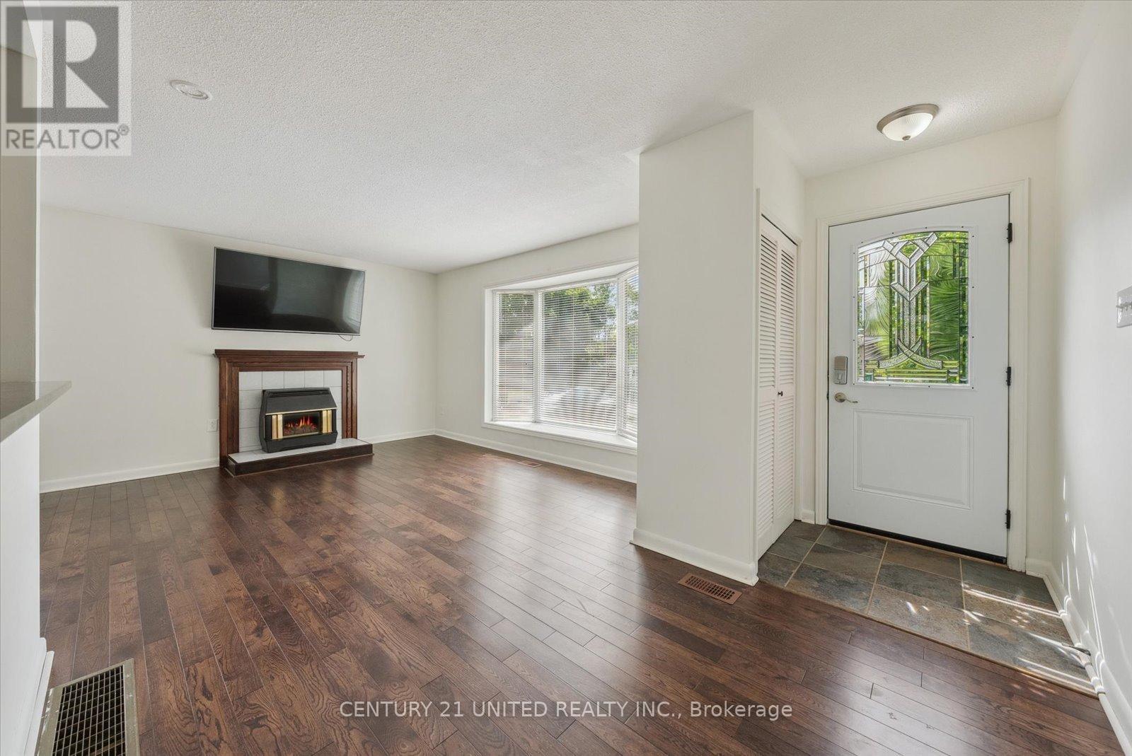 1294 Victory Drive, Peterborough Central (Old West End), Ontario  K9J 4T7 - Photo 6 - X12184144