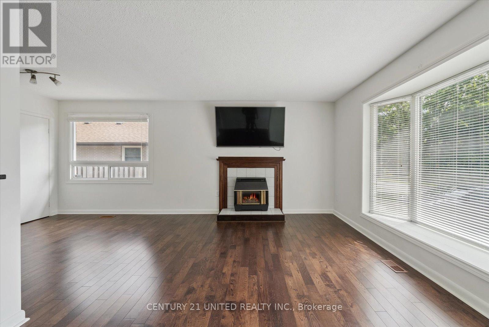 1294 Victory Drive, Peterborough Central (Old West End), Ontario  K9J 4T7 - Photo 7 - X12184144
