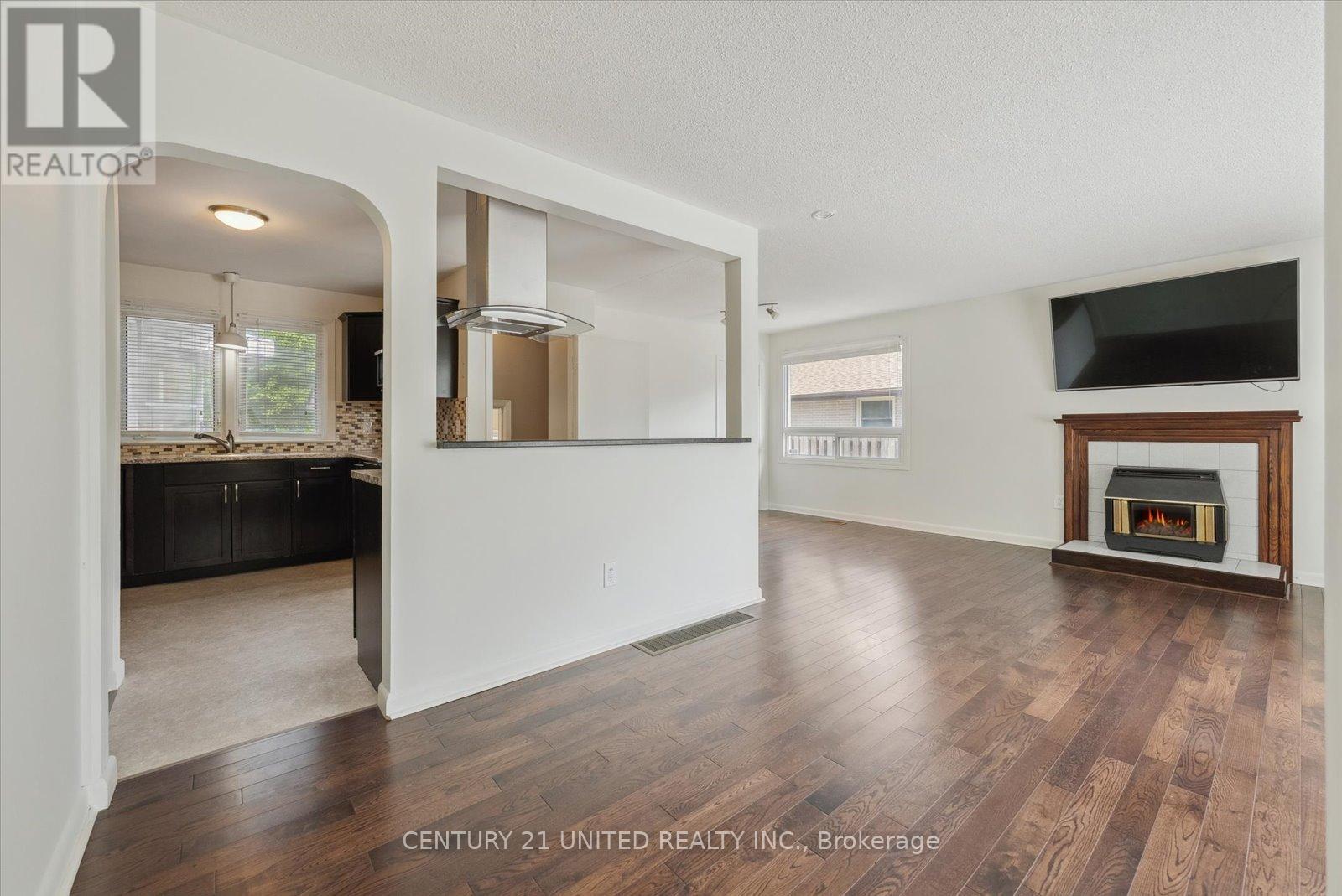1294 Victory Drive, Peterborough Central (Old West End), Ontario  K9J 4T7 - Photo 9 - X12184144
