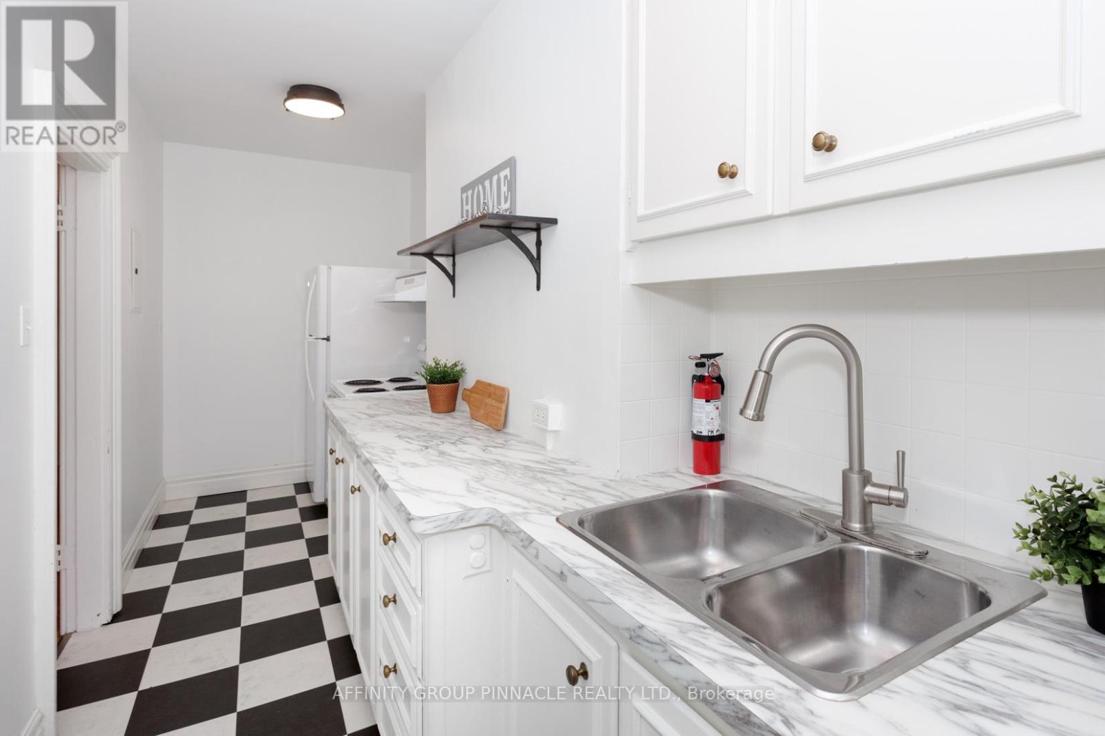 12 Russell Street E, Kawartha Lakes (Lindsay), Ontario  K9V 1Z8 - Photo 8 - X12184287