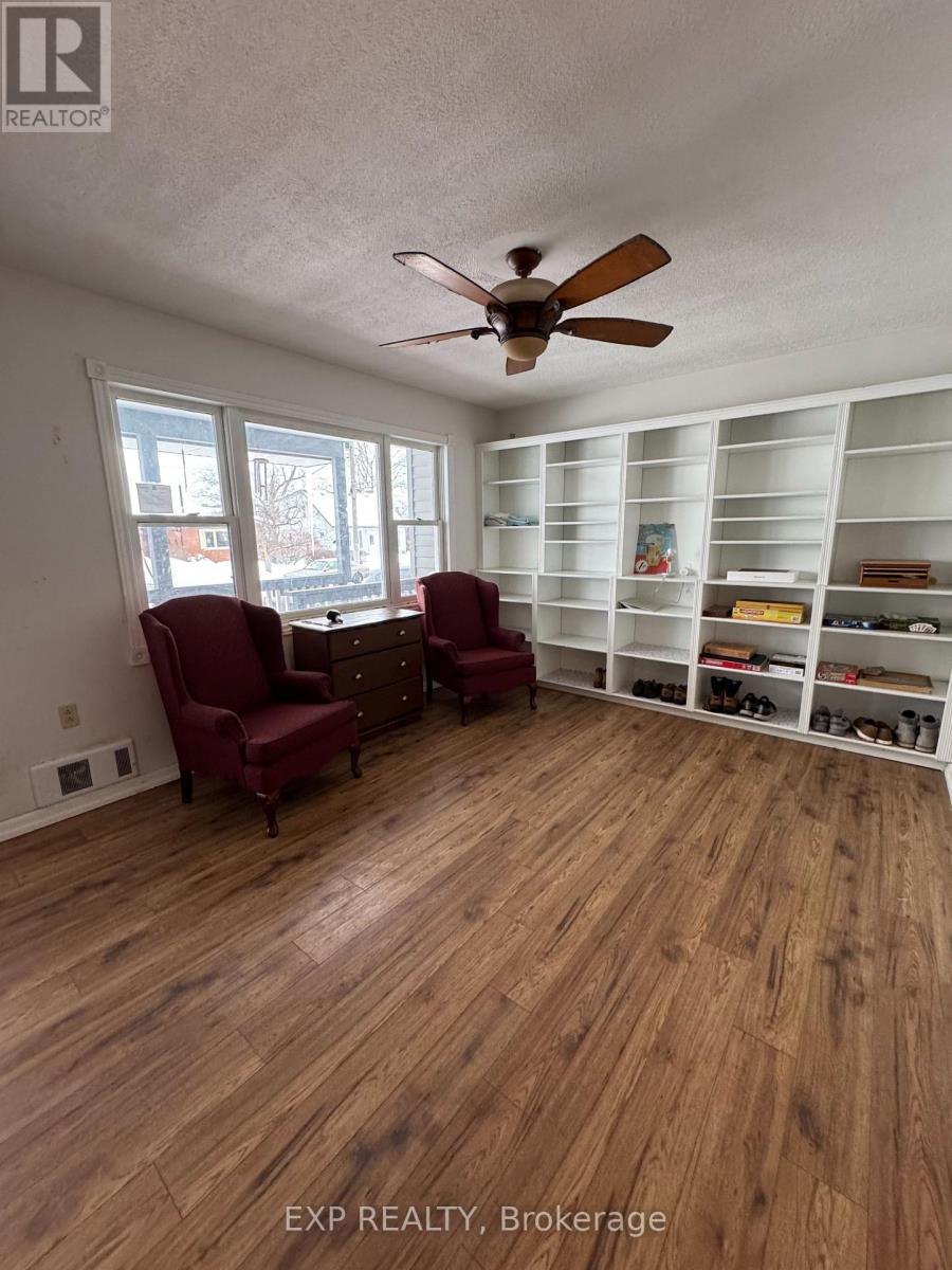 612 Romaine Street, Peterborough Central (South), Ontario  K9J 2E4 - Photo 3 - X12187675