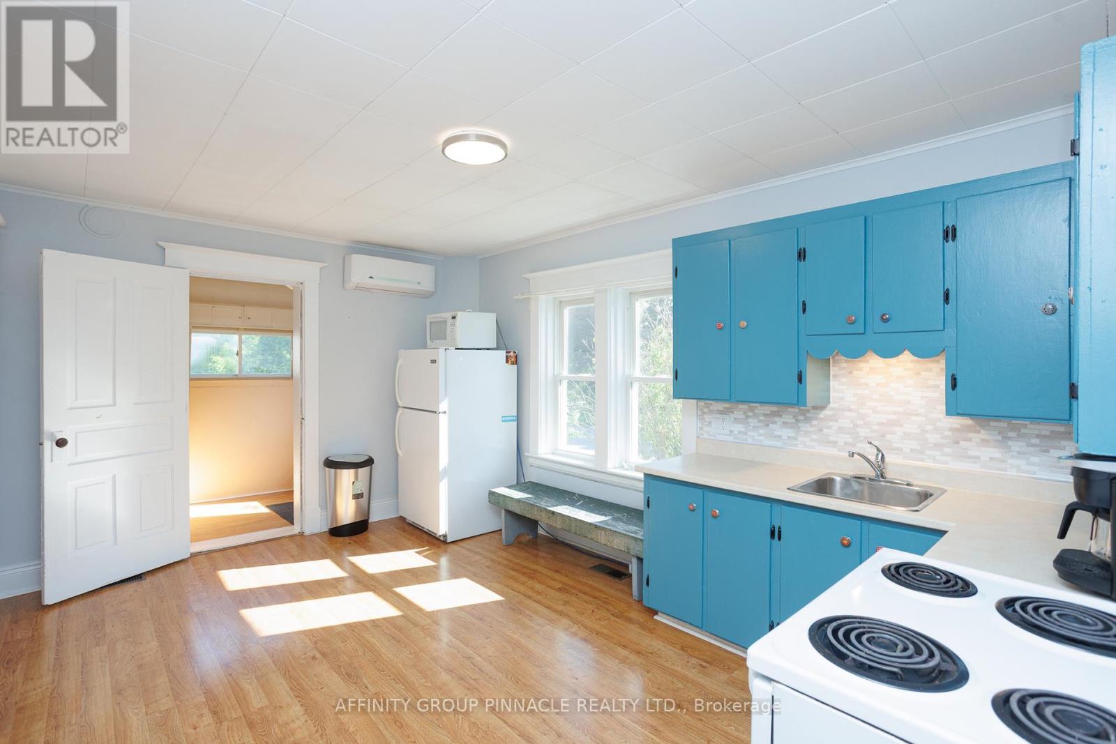 72 Melbourne Street W, Kawartha Lakes (Lindsay), Ontario  K9V 2T3 - Photo 11 - X12189646