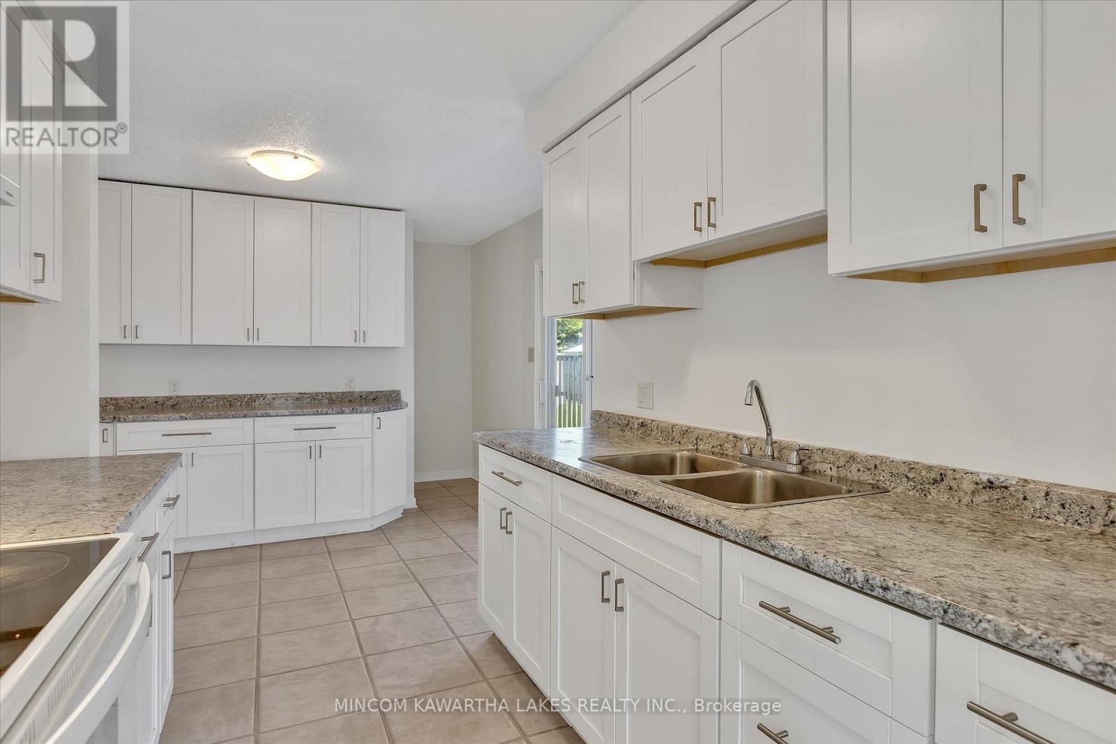 899 Ashdale Crescent W, Peterborough East (North), Ontario  K9H 7H6 - Photo 13 - X12192231