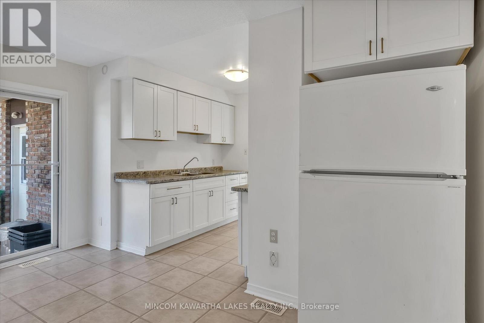 899 Ashdale Crescent W, Peterborough East (North), Ontario  K9H 7H6 - Photo 15 - X12192231