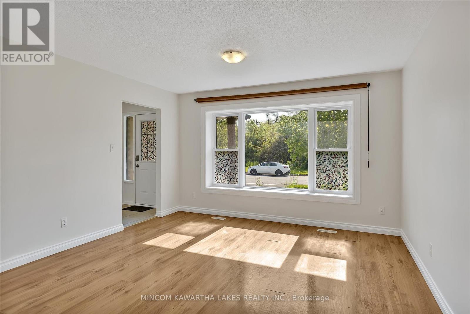 899 Ashdale Crescent W, Peterborough East (North), Ontario  K9H 7H6 - Photo 4 - X12192231