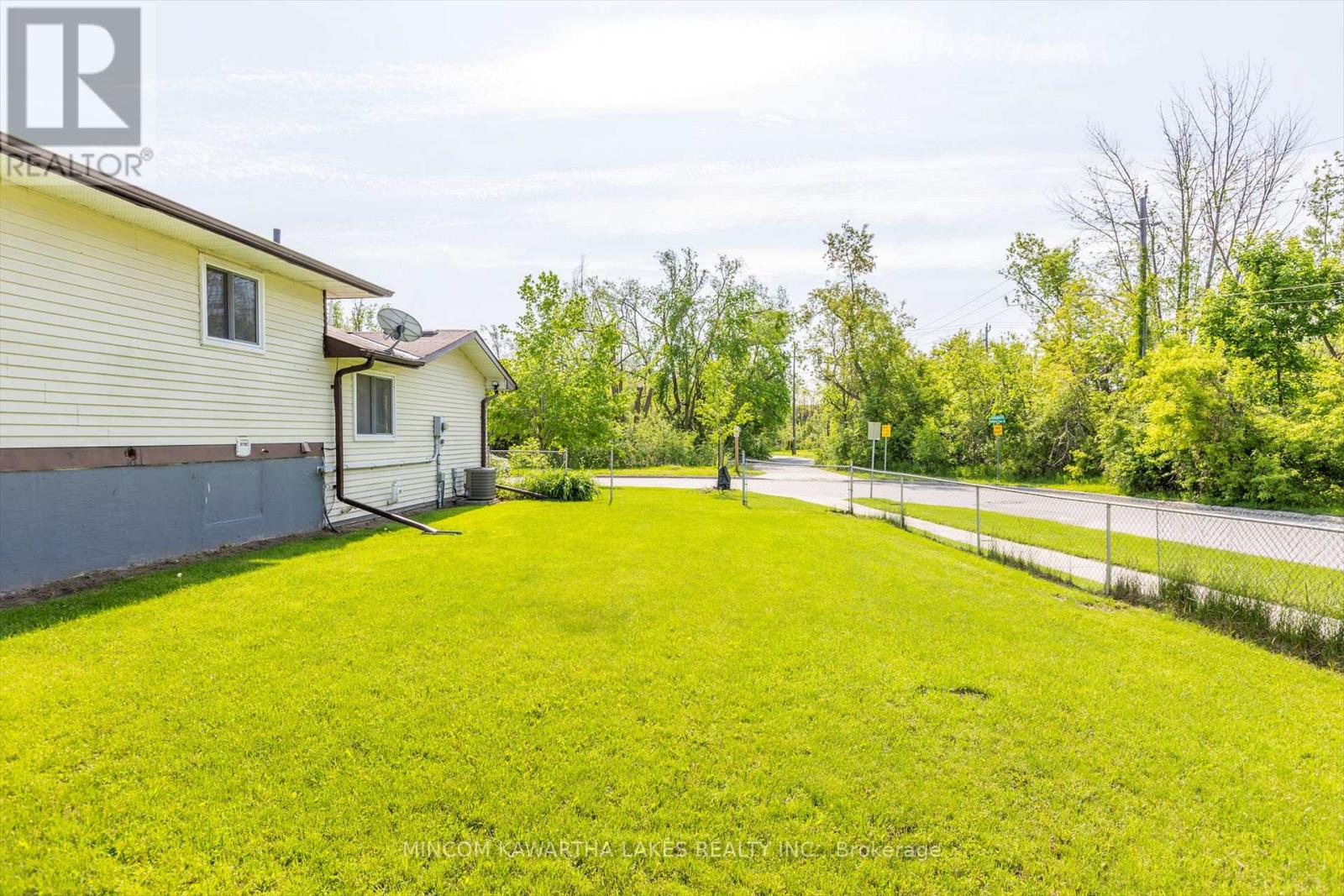 899 Ashdale Crescent W, Peterborough East (North), Ontario  K9H 7H6 - Photo 41 - X12192231
