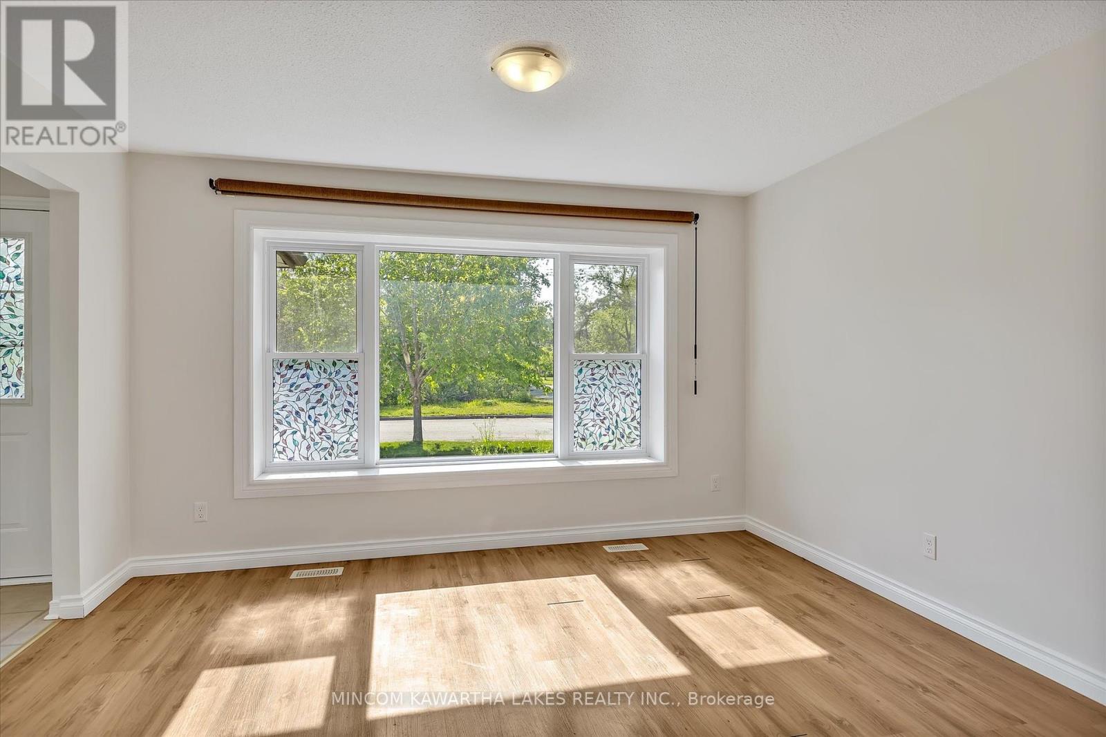 899 Ashdale Crescent W, Peterborough East (North), Ontario  K9H 7H6 - Photo 5 - X12192231