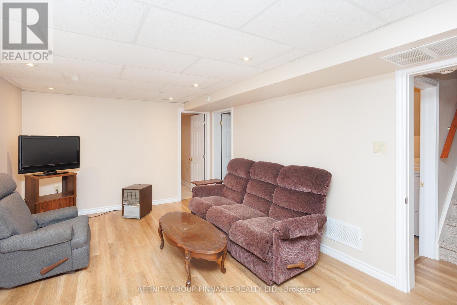 2 Maple Crescent, Kawartha Lakes (Lindsay), Ontario  K9V 2R7 - Photo 34 - X12192907