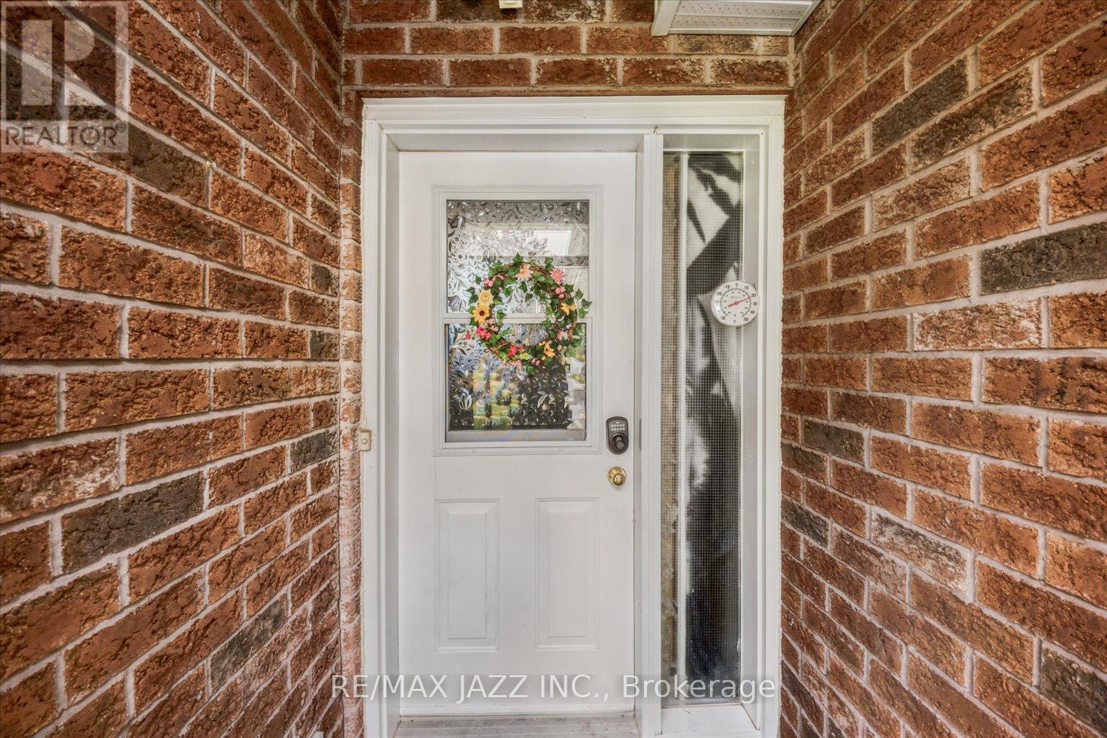 39 Mcgibbon Boulevard, Kawartha Lakes (Lindsay), Ontario  K9V 6G4 - Photo 3 - X12192979