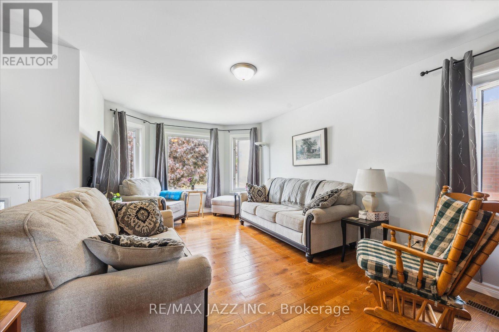 39 Mcgibbon Boulevard, Kawartha Lakes (Lindsay), Ontario  K9V 6G4 - Photo 5 - X12192979