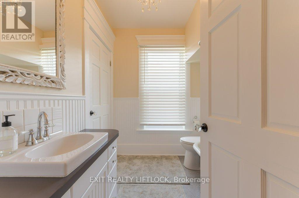 141 Hunter Street E, Peterborough East (Central), Ontario  K9H 1G7 - Photo 11 - X12193036