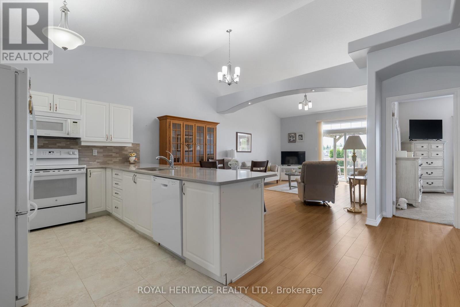 80 Chadwin Drive, Kawartha Lakes (Lindsay), Ontario  K9V 0E9 - Photo 5 - X12194235