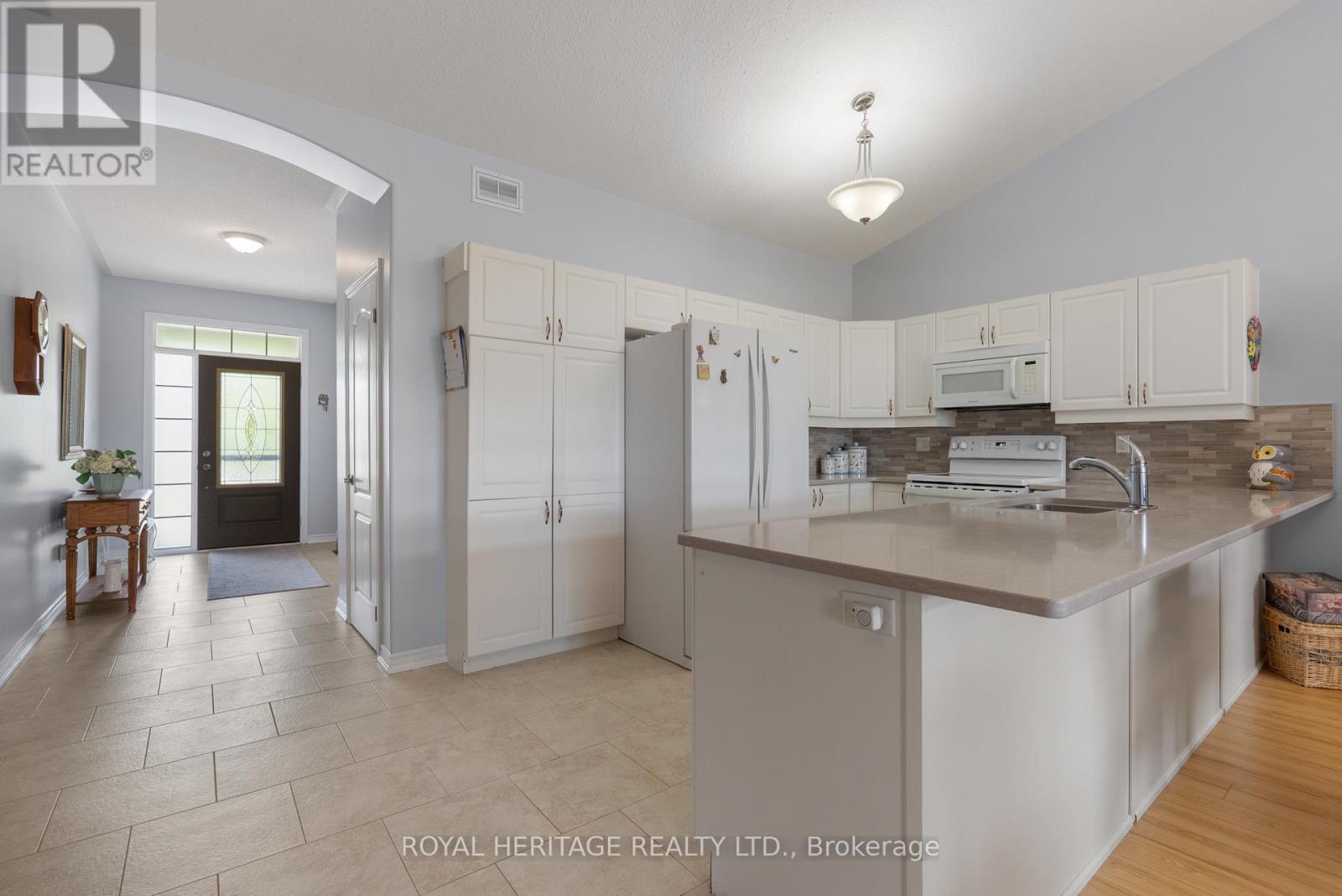 80 Chadwin Drive, Kawartha Lakes (Lindsay), Ontario  K9V 0E9 - Photo 7 - X12194235