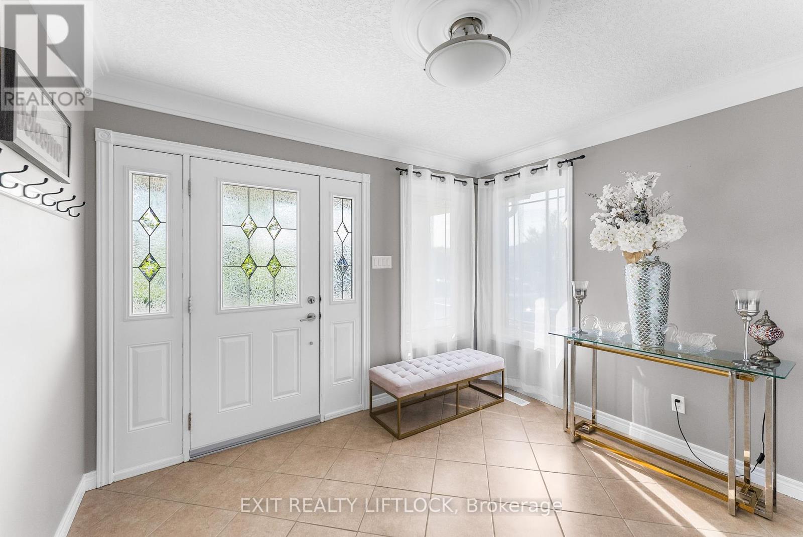 182 Chandler Crescent, Peterborough North (North), Ontario  K9J 0H3 - Photo 4 - X12194921