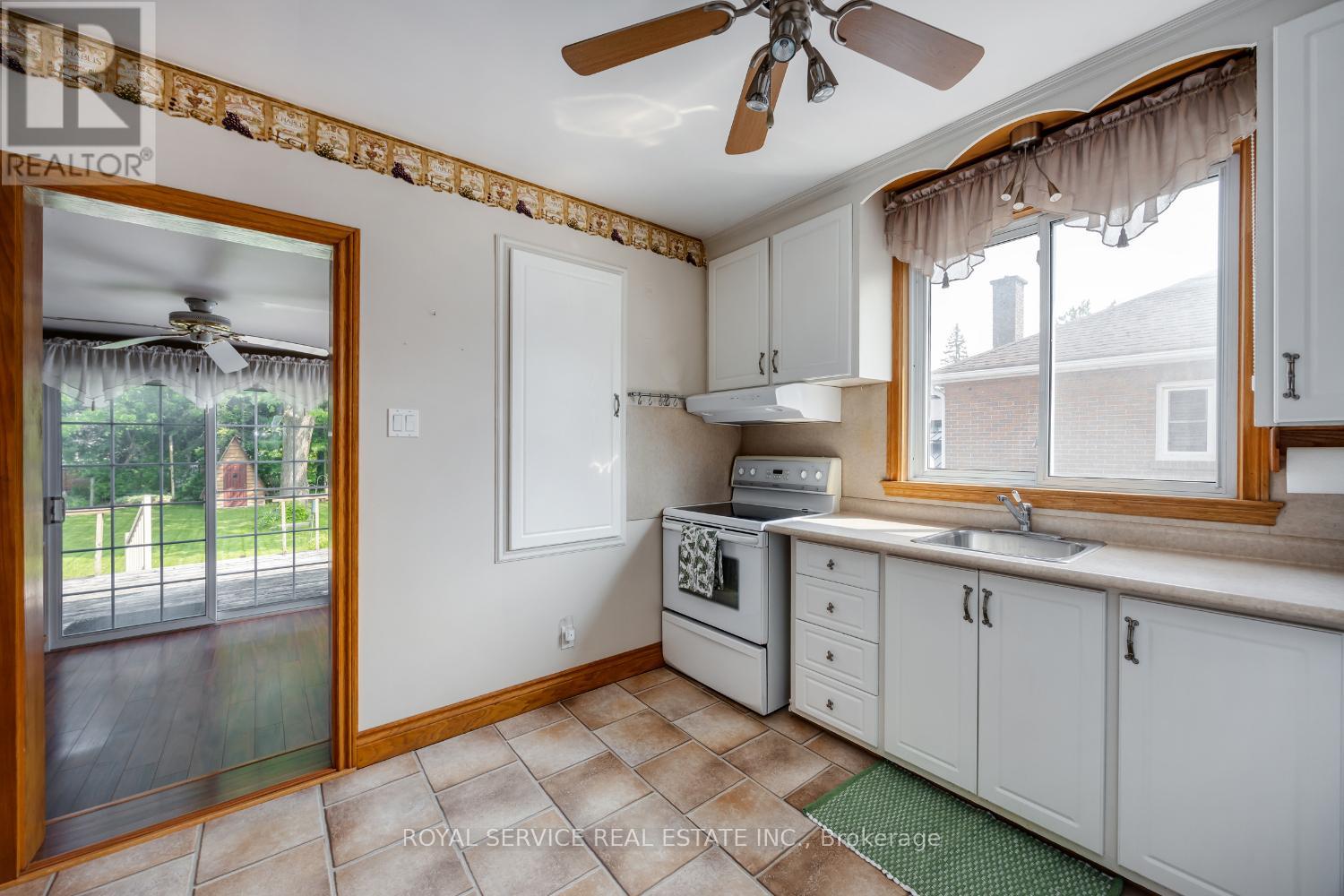 388 Dublin Street, Peterborough Central (North), Ontario  K9H 3C9 - Photo 7 - X12196213