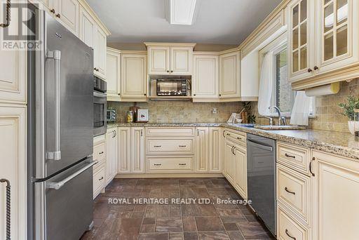 64 Blue Water Avenue, Kawartha Lakes (Fenelon), Ontario  K9V 0K6 - Photo 10 - X12197466