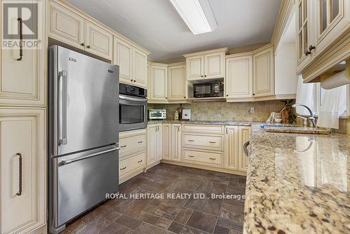 64 Blue Water Avenue, Kawartha Lakes (Fenelon), Ontario  K9V 0K6 - Photo 9 - X12197466