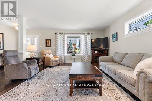 16 Regent Street, Kawartha Lakes (Lindsay), Ontario  K9V 3T7 - Photo 2 - X12197468