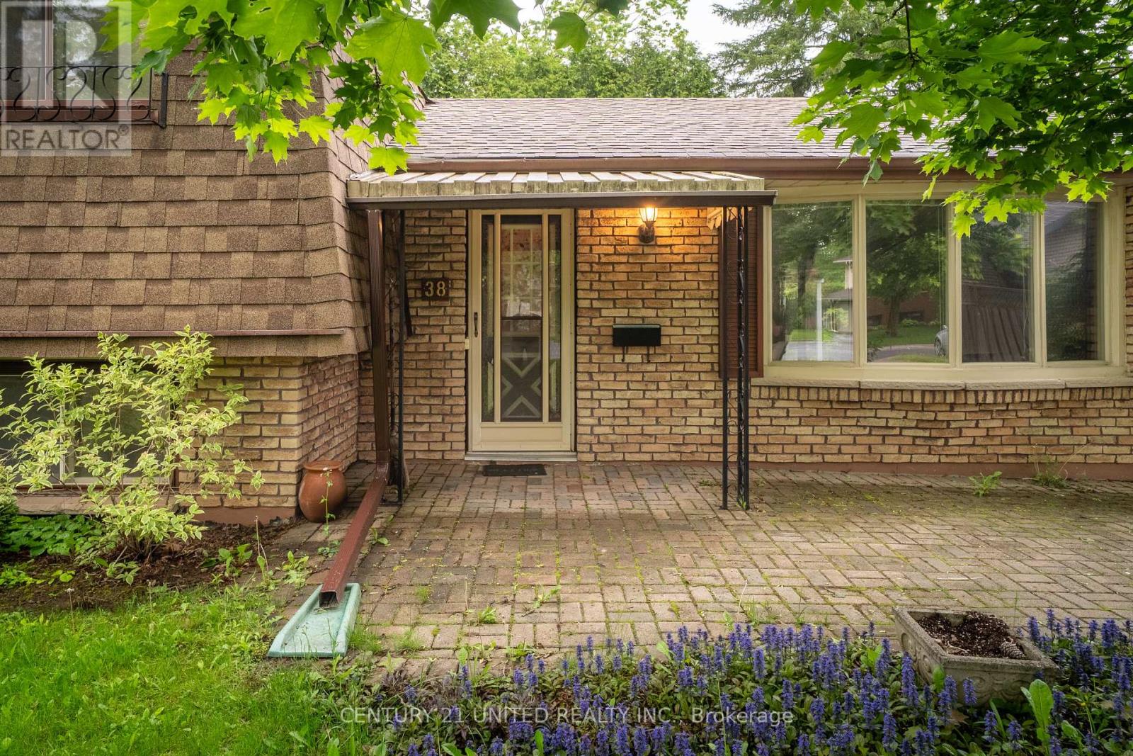 38 Parkview Drive, Peterborough North (South), Ontario  K9H 5M6 - Photo 7 - X12198850