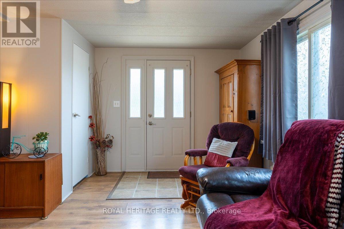 39 Circle Drive, Kawartha Lakes (Lindsay), Ontario  K9V 4R1 - Photo 3 - X12199739