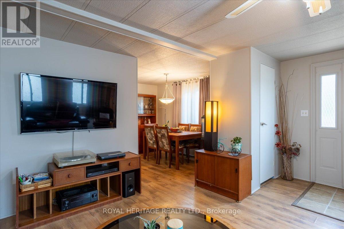 39 Circle Drive, Kawartha Lakes (Lindsay), Ontario  K9V 4R1 - Photo 6 - X12199739