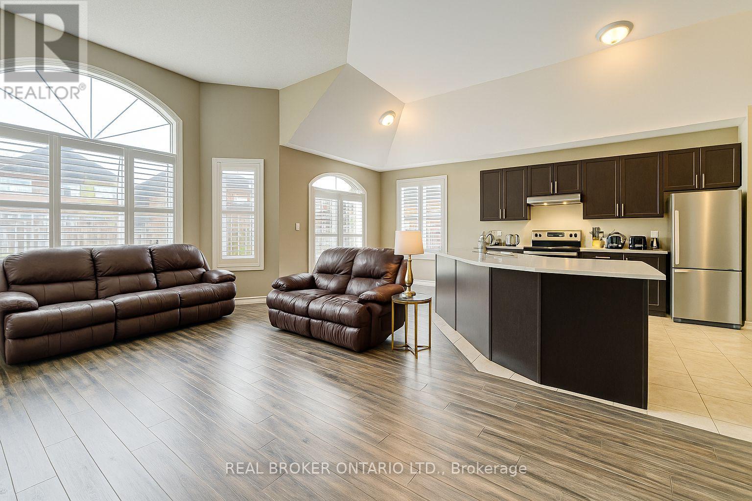 42 Barron Boulevard, Kawartha Lakes (Lindsay), Ontario  K9V 0C4 - Photo 2 - X12200596