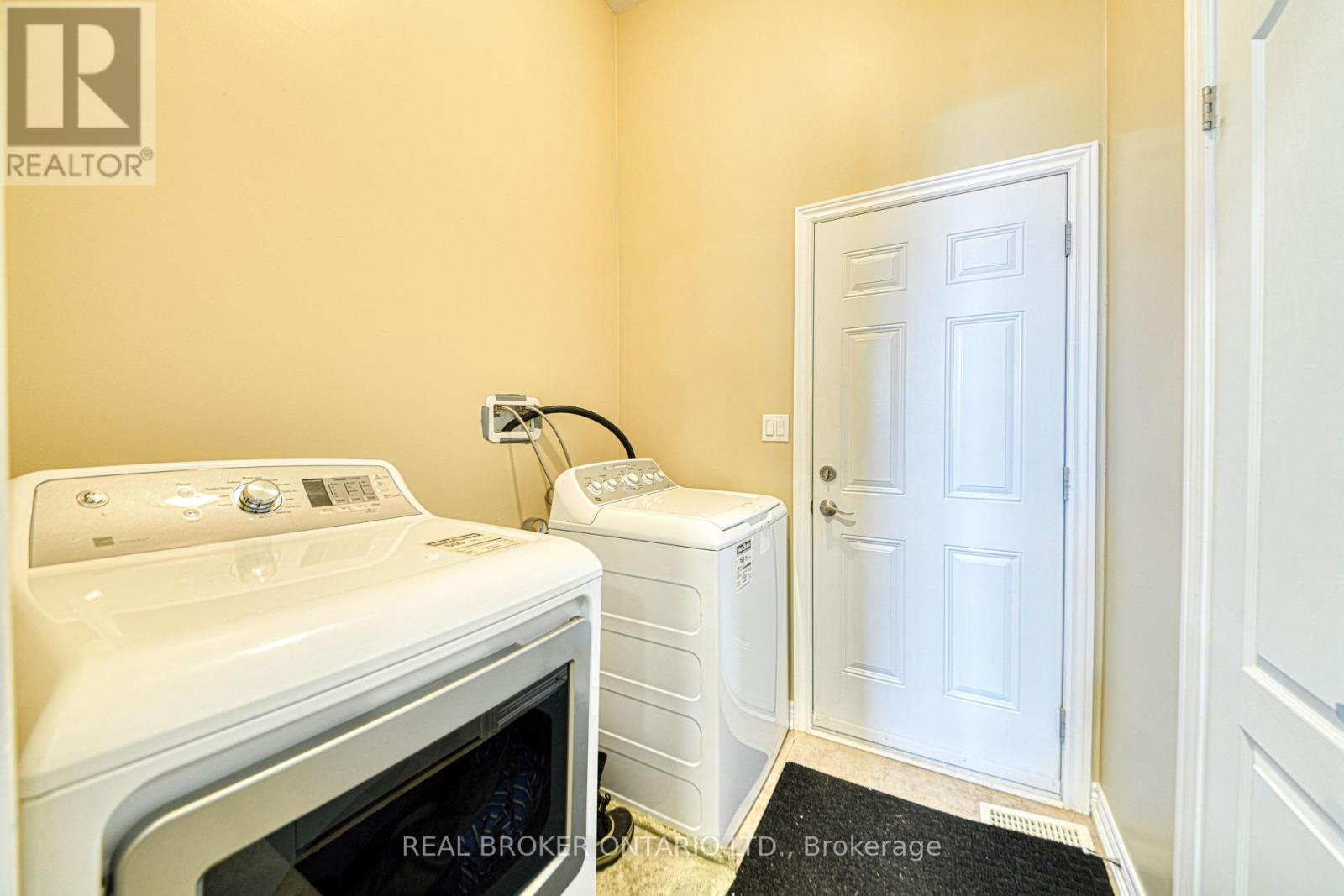 42 Barron Boulevard, Kawartha Lakes (Lindsay), Ontario  K9V 0C4 - Photo 9 - X12200596