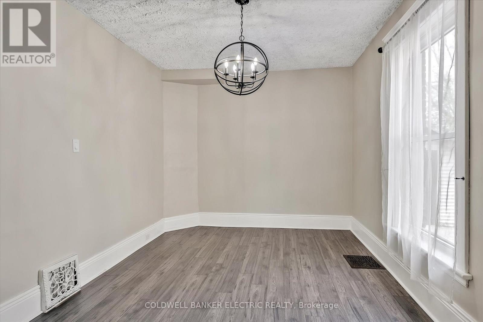 202 Braidwood Avenue, Peterborough South (West), Ontario  K9J 1V1 - Photo 10 - X12202357