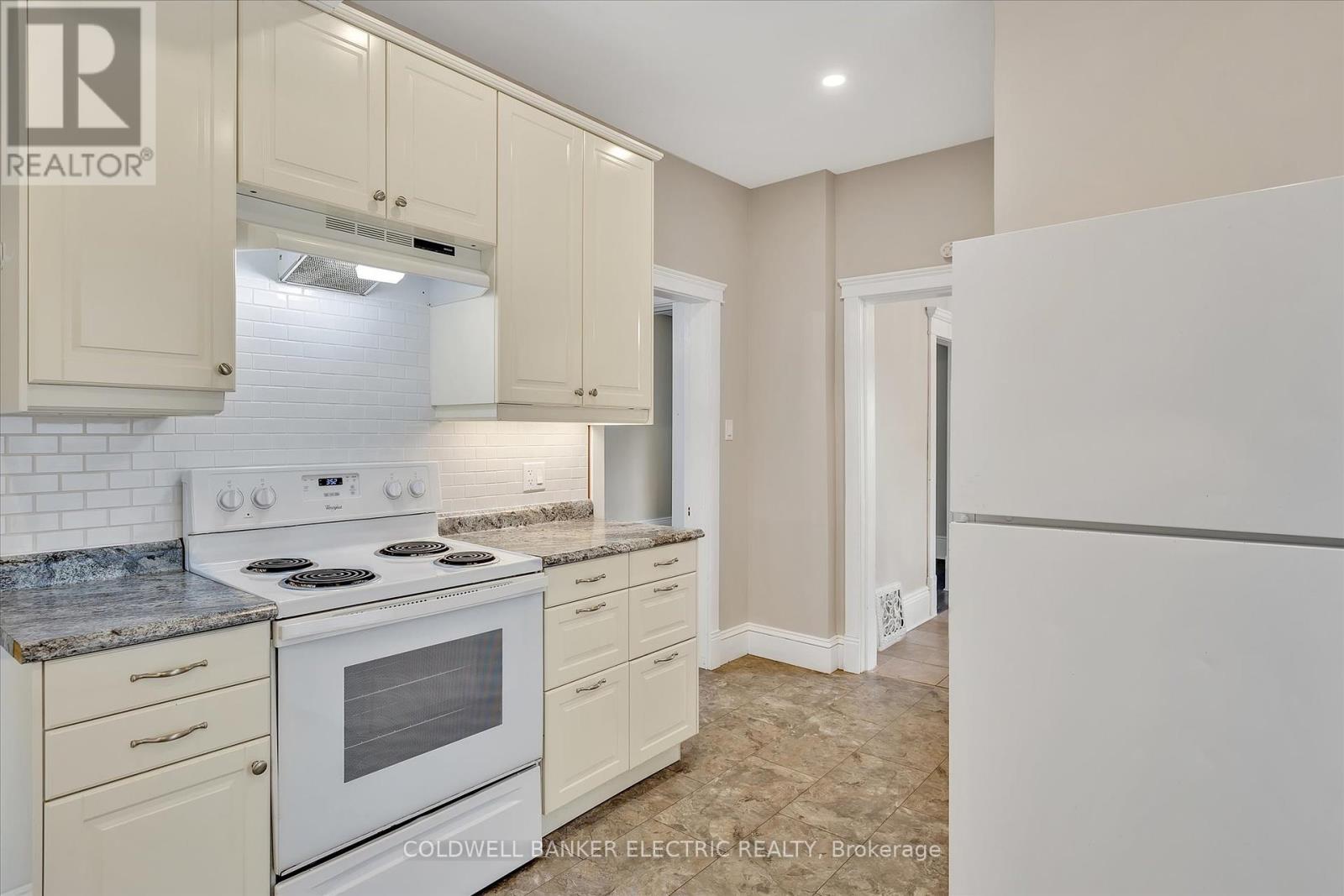 202 Braidwood Avenue, Peterborough South (West), Ontario  K9J 1V1 - Photo 18 - X12202357