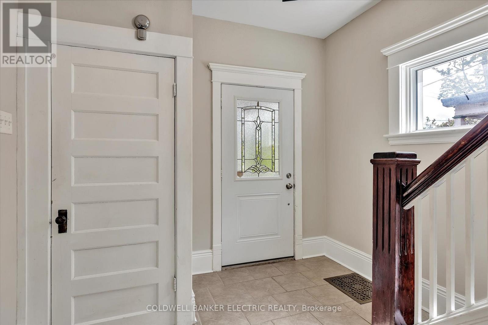 202 Braidwood Avenue, Peterborough South (West), Ontario  K9J 1V1 - Photo 4 - X12202357