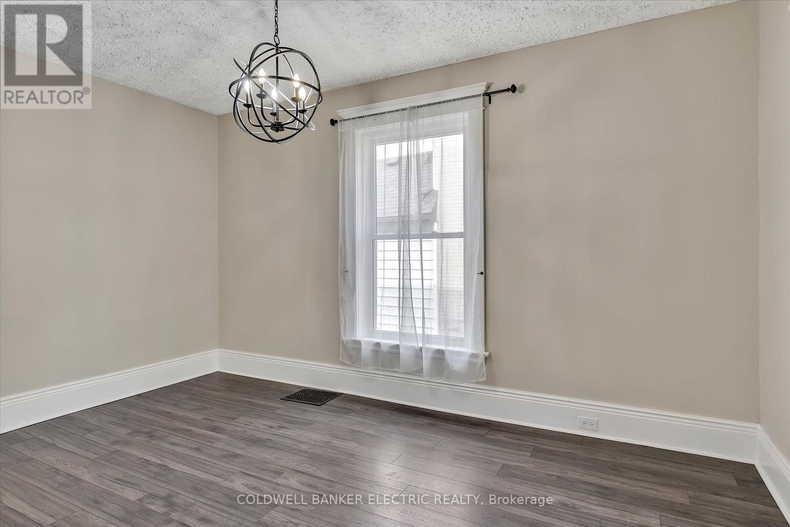 202 Braidwood Avenue, Peterborough South (West), Ontario  K9J 1V1 - Photo 9 - X12202357