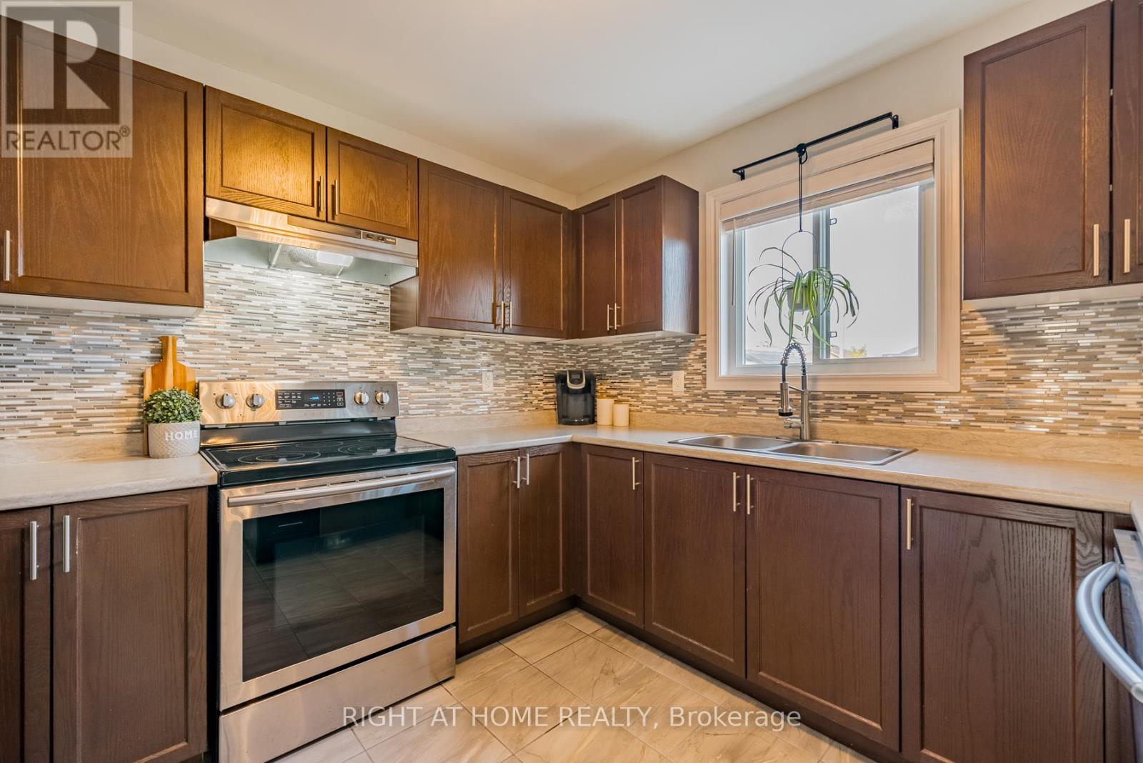 38 Claxton Crescent, Kawartha Lakes (Lindsay), Ontario  K9V 0N2 - Photo 12 - X12202966