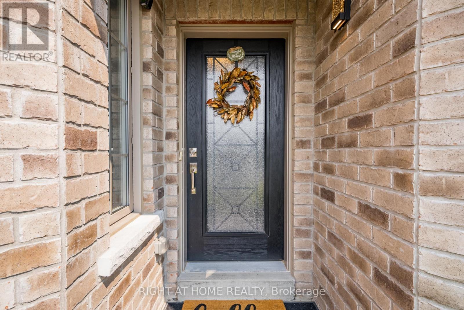 38 Claxton Crescent, Kawartha Lakes (Lindsay), Ontario  K9V 0N2 - Photo 4 - X12202966