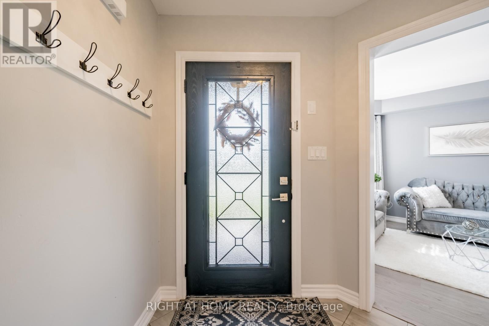 38 Claxton Crescent, Kawartha Lakes (Lindsay), Ontario  K9V 0N2 - Photo 5 - X12202966