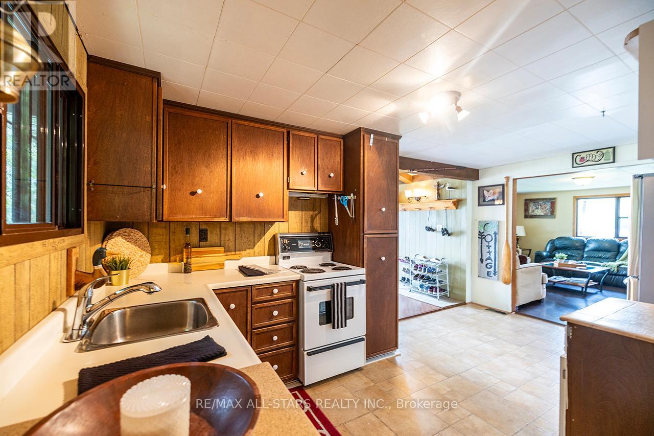 38 Riverside Drive, Kawartha Lakes (Lindsay), Ontario  K9V 0H6 - Photo 6 - X12207236