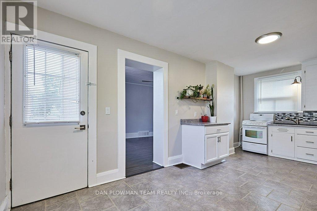 20 Queen Street, Kawartha Lakes (Lindsay), Ontario  K9V 1E9 - Photo 5 - X12207848