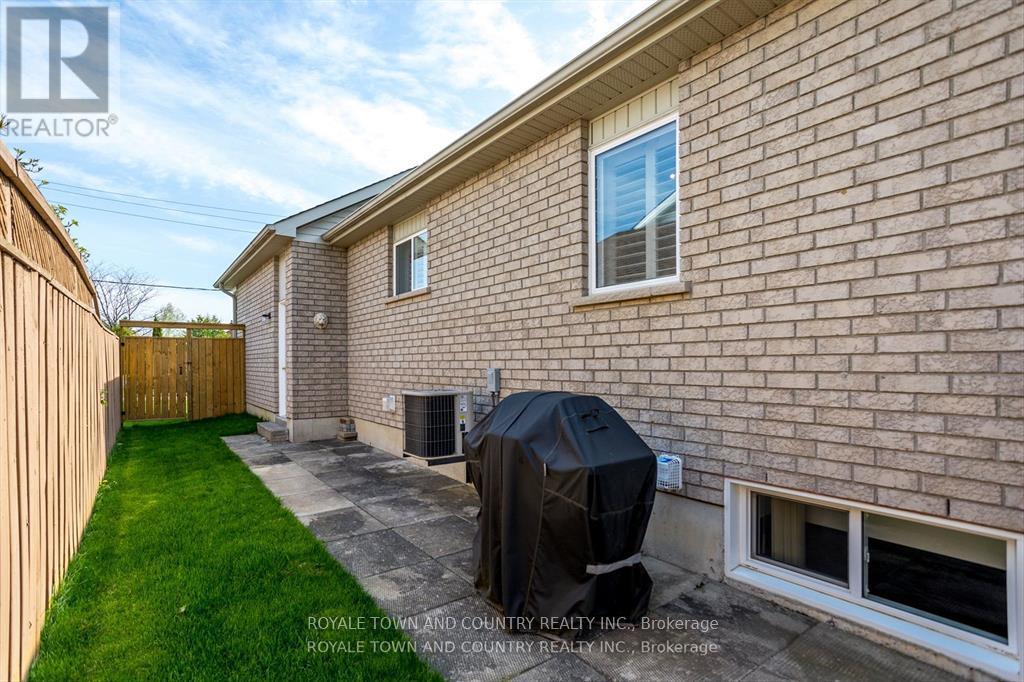 25 Sylvester Drive, Kawartha Lakes (Lindsay), Ontario  K9V 6E7 - Photo 36 - X12208846