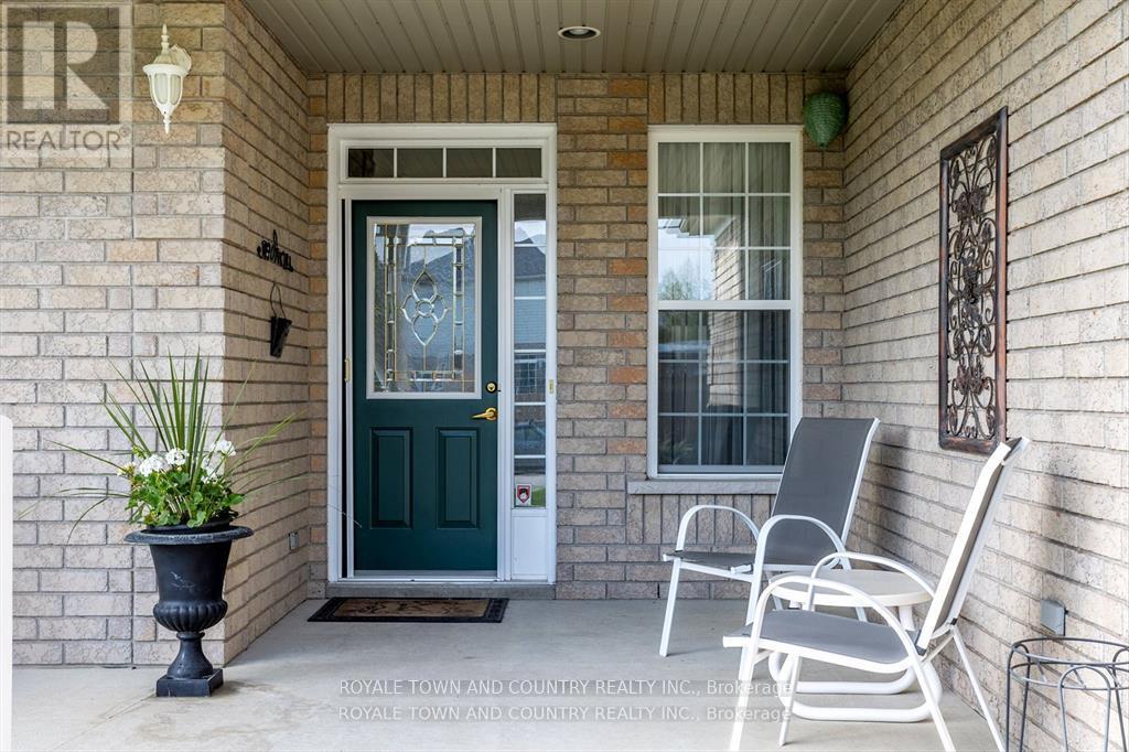 25 Sylvester Drive, Kawartha Lakes (Lindsay), Ontario  K9V 6E7 - Photo 4 - X12208846