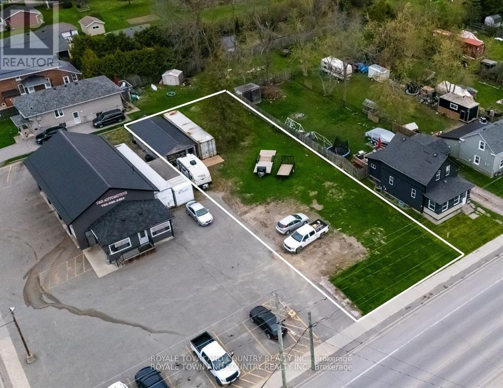 122 Queen Street, Kawartha Lakes (Lindsay), Ontario  K9V 1N3 - Photo 1 - X12208859