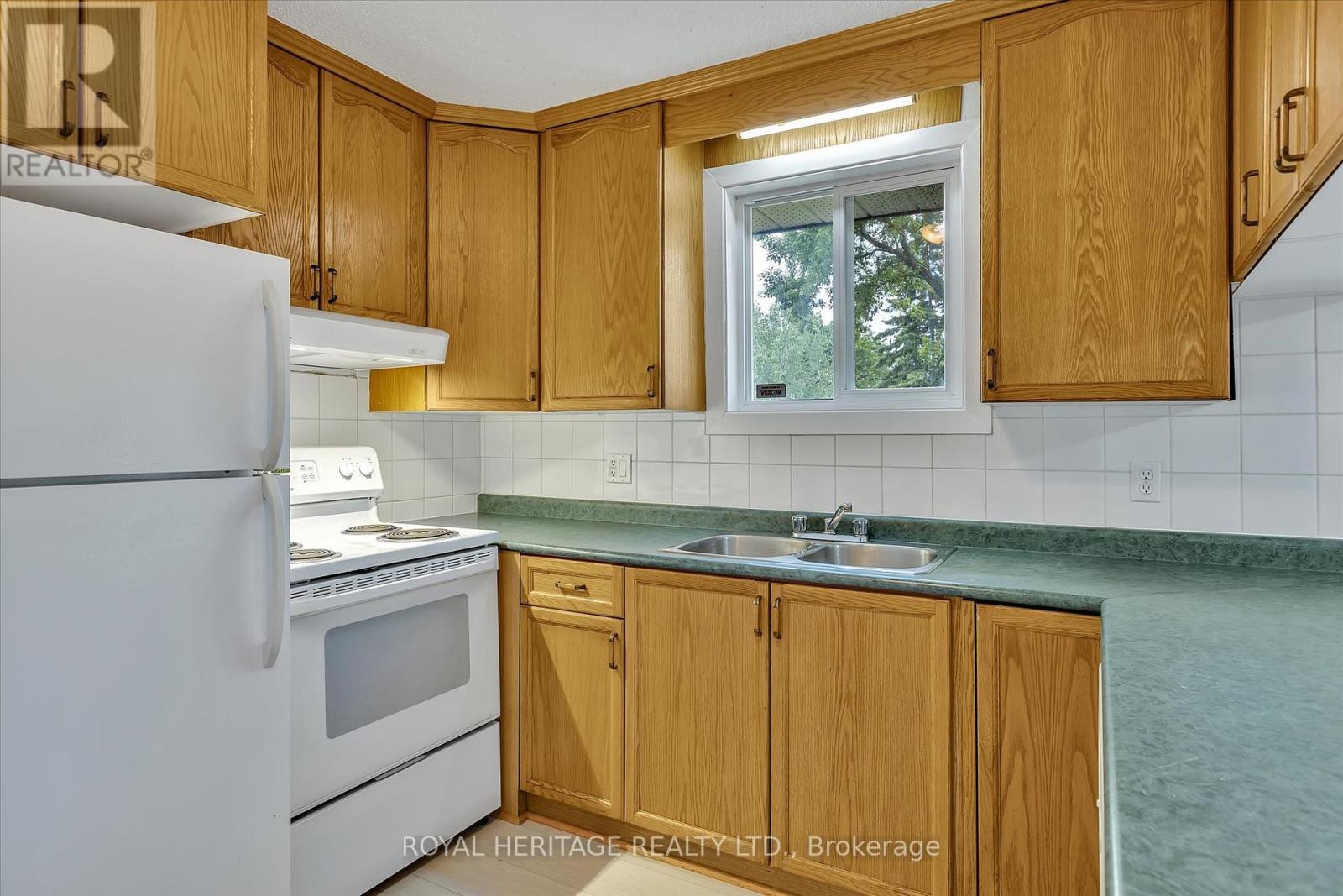 64 George Street W, Kawartha Lakes (Lindsay), Ontario  K9V 5H9 - Photo 15 - X12209745